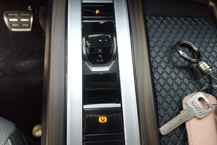 Used Volkswagen Tavendor 2024 380TSI All-Wheel Drive R-Line Cruise Edition Gear Lever