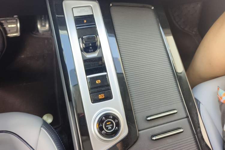 Used Volkswagen Tavendor 2024 380TSI All-Wheel-Drive R-Line Cruise Premium Edition Gear Lever