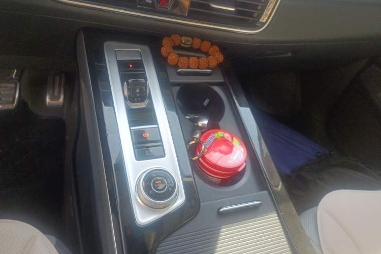 Used Volkswagen Tavendor 2024 380TSI All-Wheel-Drive R-Line Cruise Premium Edition Gear Lever