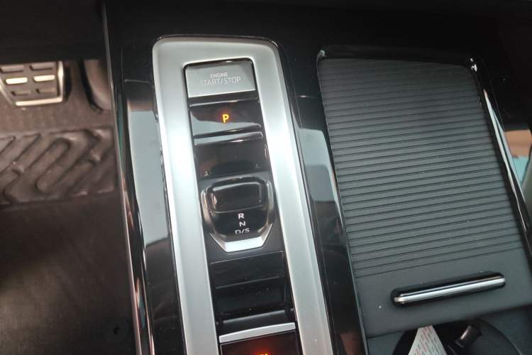 Used Volkswagen Tavendor 2024 380TSI All-Wheel-Drive R-Line Ambition Edition Gear Lever