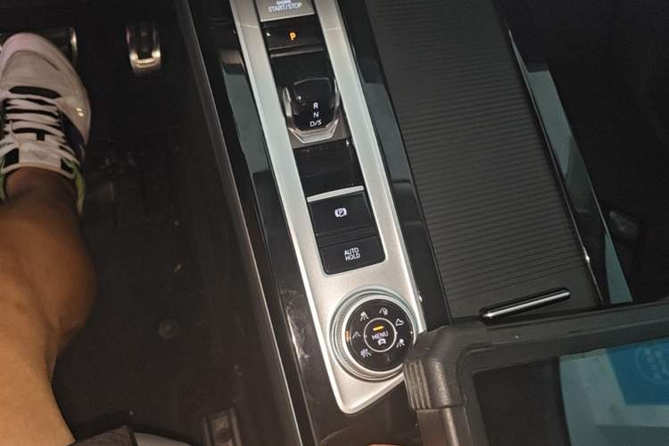 Used Volkswagen Tavendor 2024 380TSI All-Wheel-Drive R-Line Cruise Premium Edition Gear Lever
