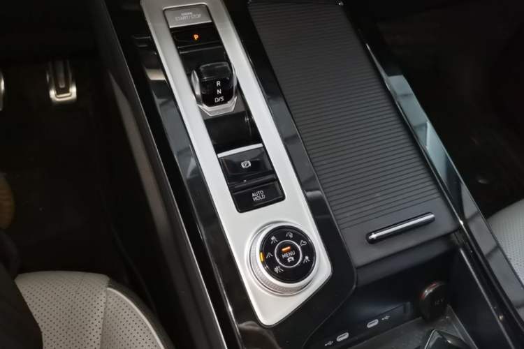 Used Volkswagen Tavendor 2024 380TSI All-Wheel Drive R-Line Cruise Edition Gear Lever