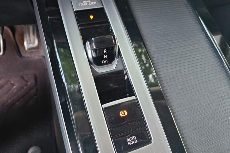 Used Volkswagen Tavendor 2024 380TSI All-Wheel Drive R-Line Cruise Edition Gear Lever