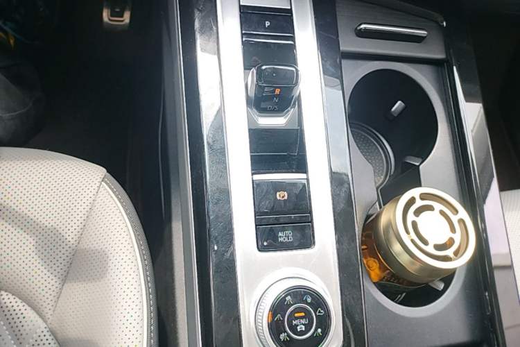 Used Volkswagen Tavendor 2024 Facelifted 380TSI All-Wheel Drive R-Line Cruise Premium Edition Gear Lever