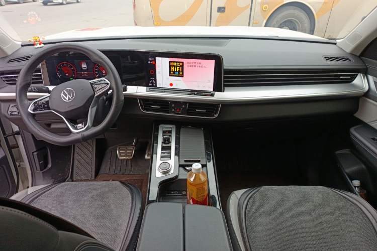 Used Volkswagen Tavendor 2024 380TSI All-Wheel Drive R-Line Cruise Edition Interior 2