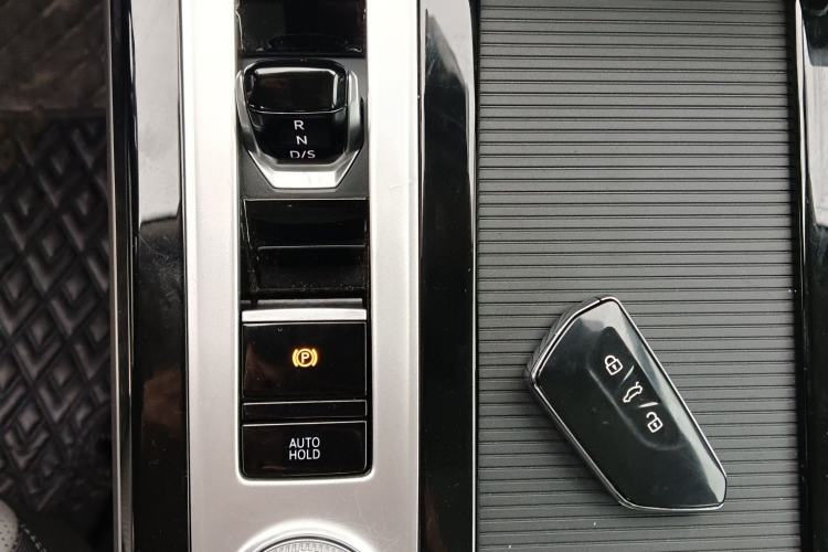 Used Volkswagen Tavendor 2024 380TSI All-Wheel Drive R-Line Cruise Edition Interior 3