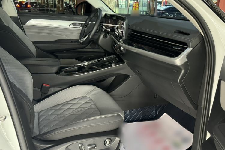 Used Volkswagen Tavendor 2024 380TSI All-Wheel-Drive R-Line Journey Shared Enjoyment Model Interior 3