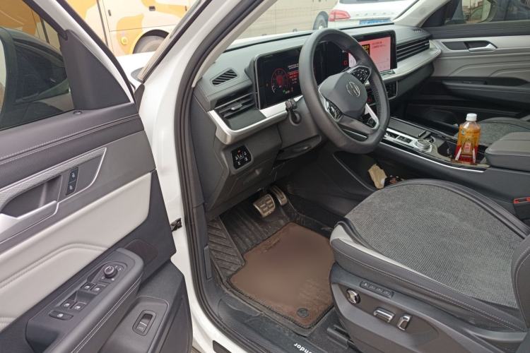 Used Volkswagen Tavendor 2024 380TSI All-Wheel Drive R-Line Cruise Edition Interior 3