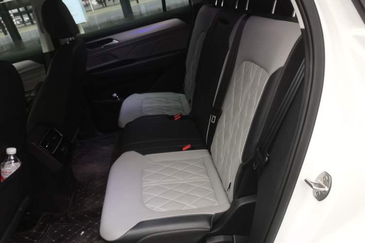 Used Volkswagen Tavendor 2024 380TSI All-Wheel-Drive R-Line Cruise Premium Edition Interior 4