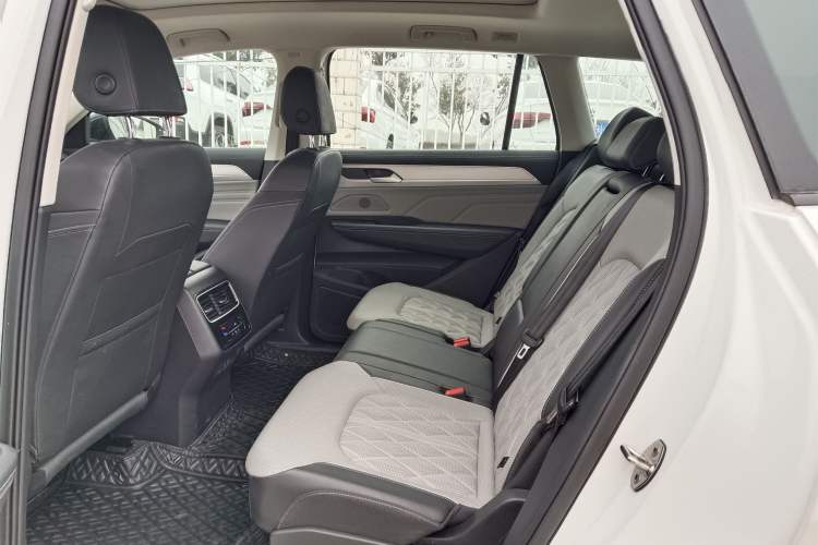 Used Volkswagen Tavendor 2024 380TSI All-Wheel Drive R-Line Cruise Edition Interior 5