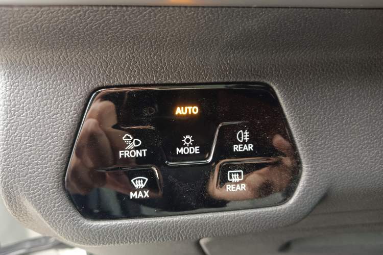 Used Volkswagen Tavendor 2024 380TSI All-Wheel Drive R-Line Cruise Edition Interior 7