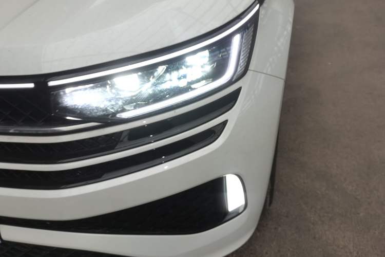Used Volkswagen Tavendor 2024 380TSI All-Wheel-Drive R-Line Cruise Premium Edition Left Front Headlight