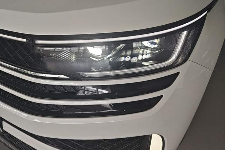 Used Volkswagen Tavendor 2024 380TSI All-Wheel-Drive R-Line Cruise Premium Edition Left Front Headlight