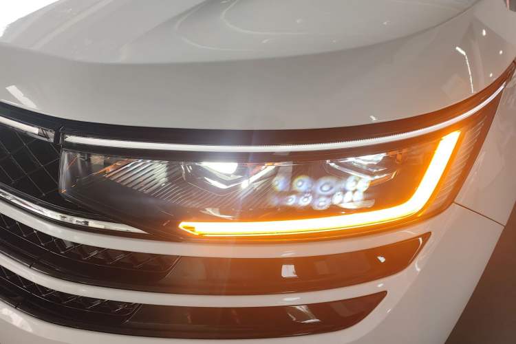 Used Volkswagen Tavendor 2024 380TSI All-Wheel Drive R-Line Cruise Edition Left Front Headlight