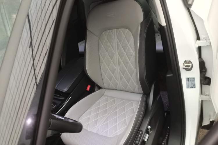 Used Volkswagen Tavendor 2024 380TSI All-Wheel-Drive R-Line Cruise Premium Edition Left Front Seat