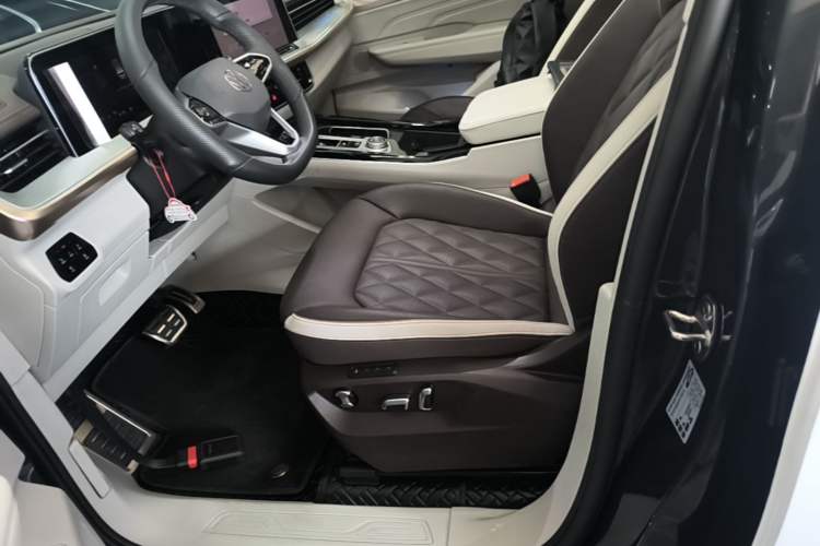 Used Volkswagen Tavendor 2024 380TSI All-Wheel-Drive R-Line Journey Shared Enjoyment Model Left Front Seat