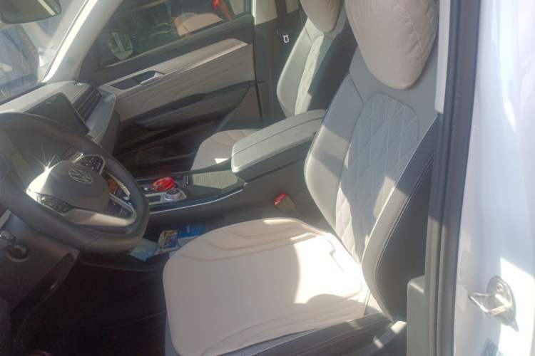 Used Volkswagen Tavendor 2024 380TSI All-Wheel-Drive R-Line Cruise Premium Edition Left Front Seat
