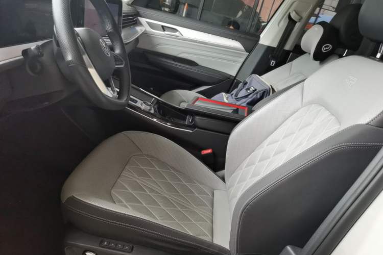 Used Volkswagen Tavendor 2024 380TSI All-Wheel Drive R-Line Cruise Edition Left Front Seat