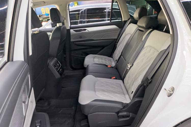 Used Volkswagen Tavendor 2024 380TSI All-Wheel Drive R-Line Cruise Edition Left Rear Seat