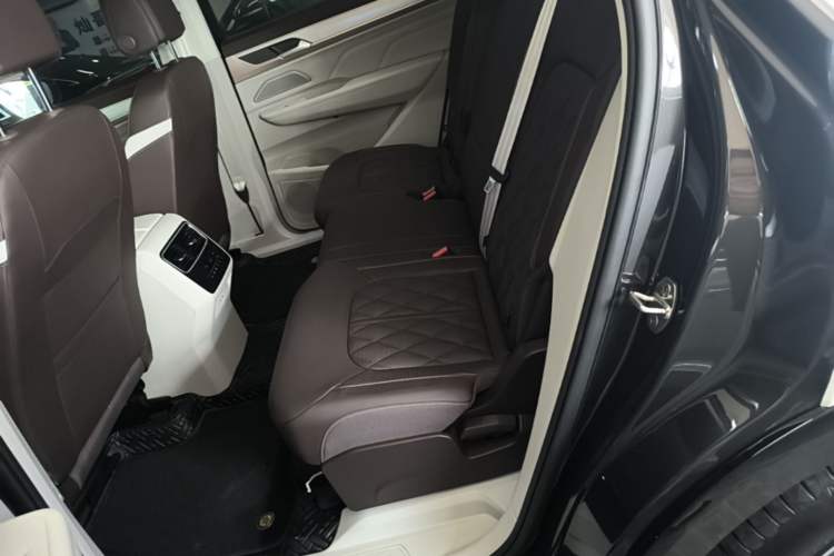 Used Volkswagen Tavendor 2024 380TSI All-Wheel-Drive R-Line Journey Shared Enjoyment Model Left Rear Seat