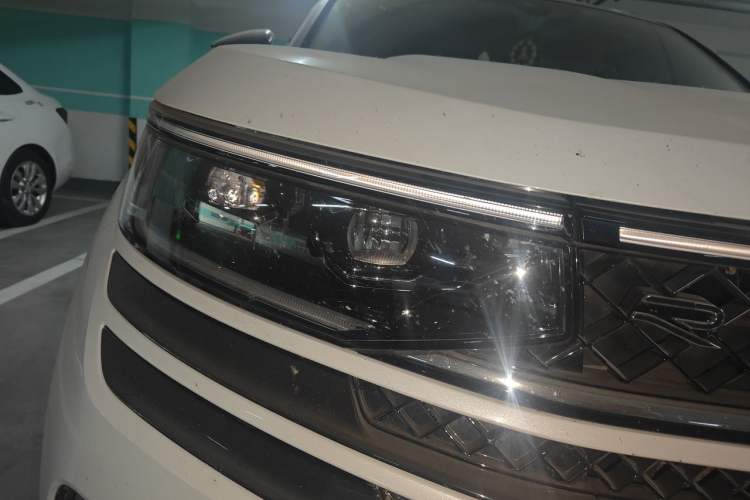 Used Volkswagen Tavendor 2024 380TSI All-Wheel Drive R-Line Cruise Edition Right Front Headlight