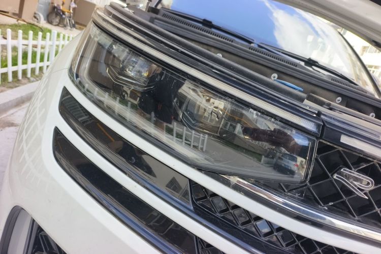 Used Volkswagen Tavendor 2024 380TSI All-Wheel-Drive R-Line Cruise Premium Edition Right Front Headlight