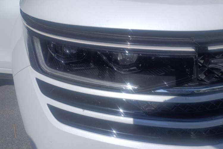 Used Volkswagen Tavendor 2024 380TSI All-Wheel-Drive R-Line Cruise Premium Edition Right Front Headlight