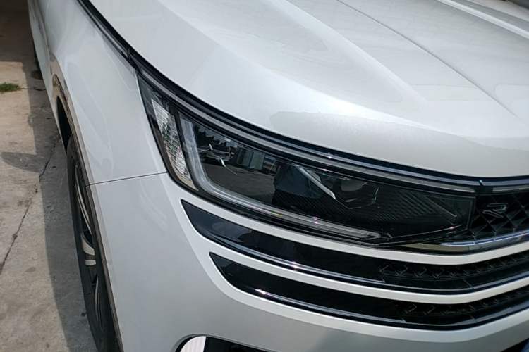 Used Volkswagen Tavendor 2024 Facelifted 380TSI All-Wheel Drive R-Line Cruise Premium Edition Right Front Headlight