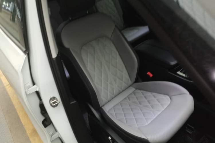 Used Volkswagen Tavendor 2024 380TSI All-Wheel-Drive R-Line Cruise Premium Edition Right Front Seat