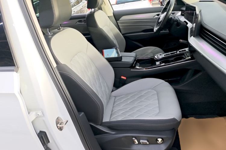 Used Volkswagen Tavendor 2024 380TSI All-Wheel Drive R-Line Cruise Edition Right Front Seat