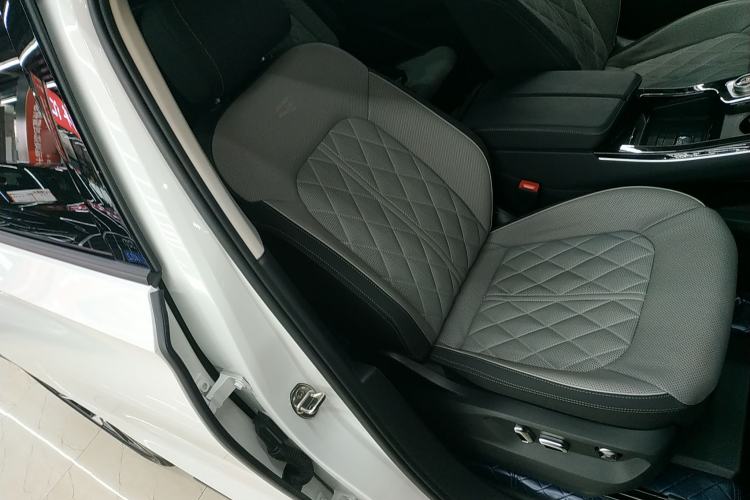 Used Volkswagen Tavendor 2024 380TSI All-Wheel-Drive R-Line Journey Shared Enjoyment Model Right Front Seat