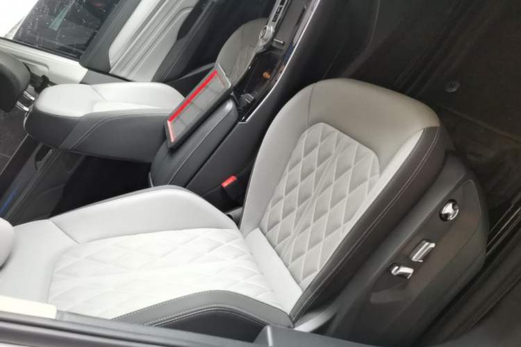Used Volkswagen Tavendor 2024 380TSI All-Wheel Drive R-Line Cruise Edition Right Front Seat