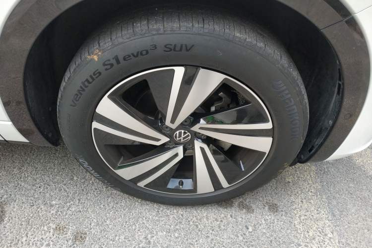 Used Volkswagen Tavendor 2024 380TSI All-Wheel Drive R-Line Cruise Edition Right Front Wheel Hub