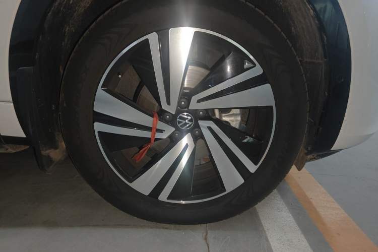 Used Volkswagen Tavendor 2024 380TSI All-Wheel Drive R-Line Cruise Edition Right Front Wheel Hub