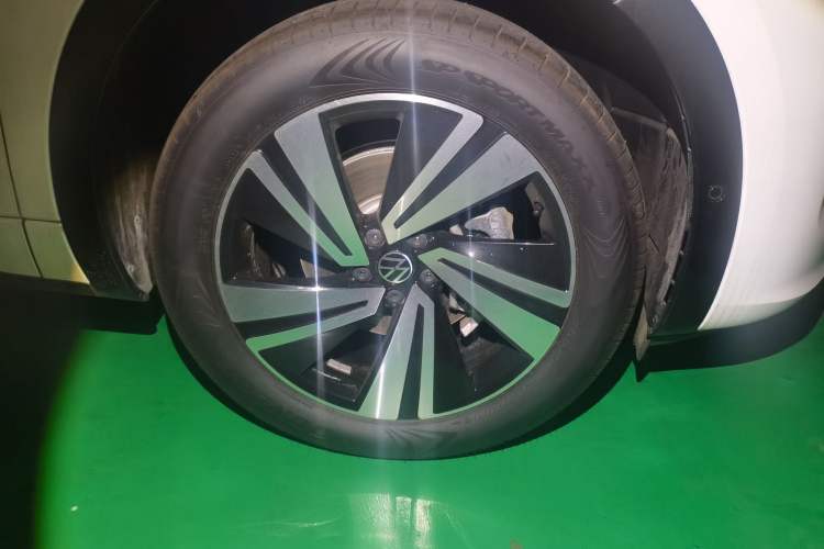 Used Volkswagen Tavendor 2024 380TSI All-Wheel Drive R-Line Cruise Edition Right Front Wheel Hub