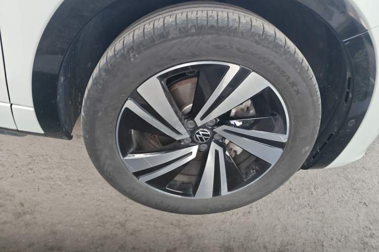 Used Volkswagen Tavendor 2024 380TSI All-Wheel Drive R-Line Cruise Edition Right Front Wheel Hub