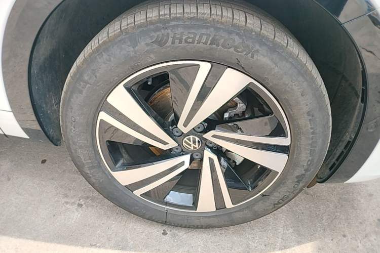 Used Volkswagen Tavendor 2024 Facelifted 380TSI All-Wheel Drive R-Line Cruise Premium Edition Right Front Wheel Hub