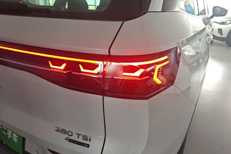 Used Volkswagen Tavendor 2024 380TSI All-Wheel-Drive R-Line Cruise Premium Edition Right Rear Taillight