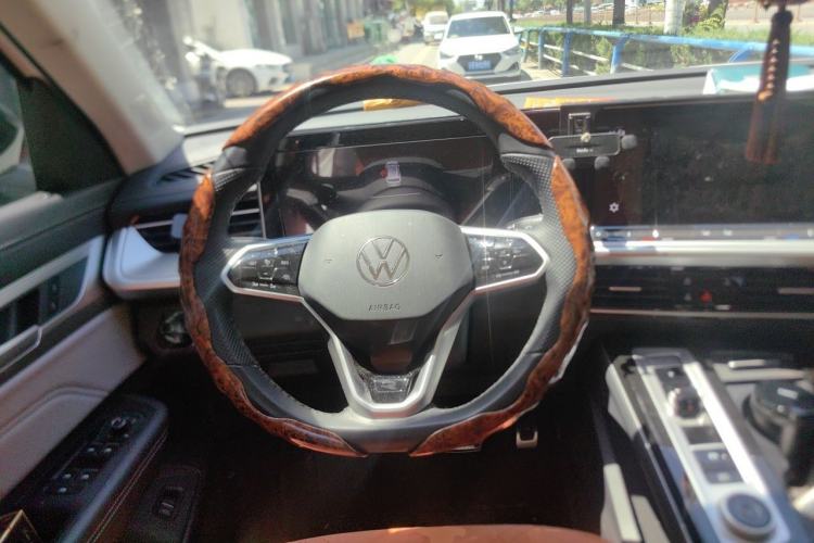 Used Volkswagen Tavendor 2024 Facelifted 380TSI All-Wheel Drive R-Line Cruise Premium Edition Steering Wheel