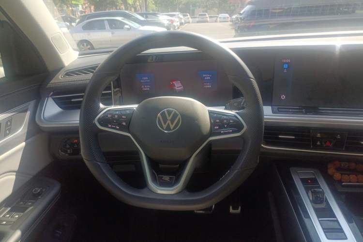 Used Volkswagen Tavendor 2024 380TSI All-Wheel-Drive R-Line Cruise Premium Edition Steering Wheel