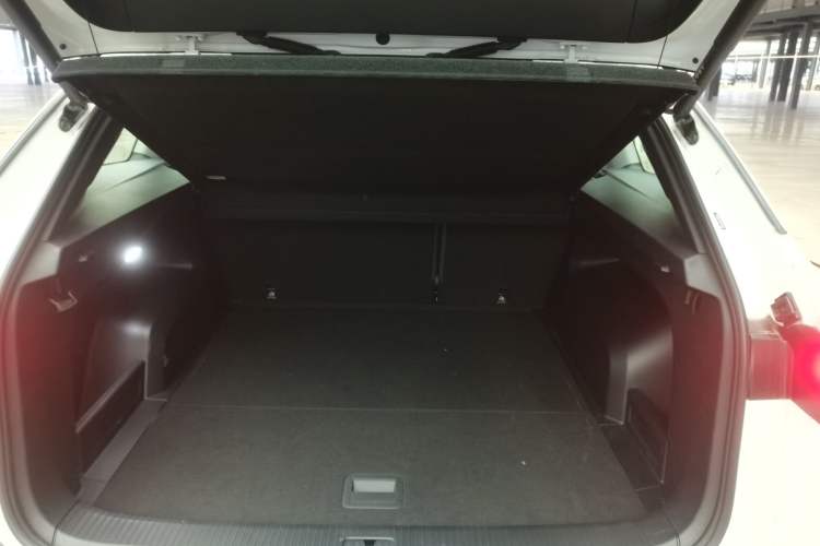 Used Volkswagen Tavendor 2024 380TSI All-Wheel-Drive R-Line Cruise Premium Edition Trunk