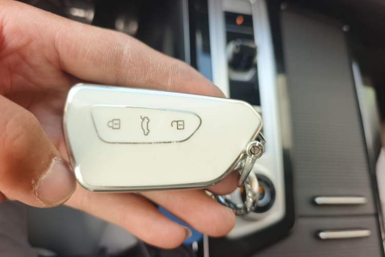 Used Volkswagen Tavendor 2024 380TSI All-Wheel-Drive R-Line Cruise Premium Edition Vehicle Key