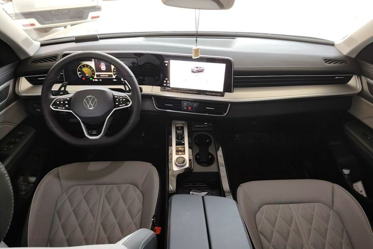 Used Volkswagen Tavendor 2025 Model 380TSI Four-Wheel Drive R-Line Cruise Zhongxiang Edition Center Console