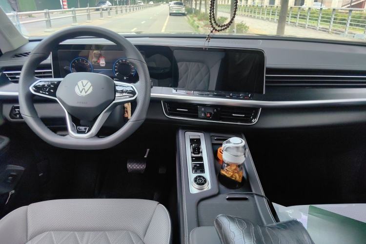Used Volkswagen Tavendor 2025 Model 380TSI Four-Wheel Drive R-Line Cruise Zhongxiang Edition Center Console