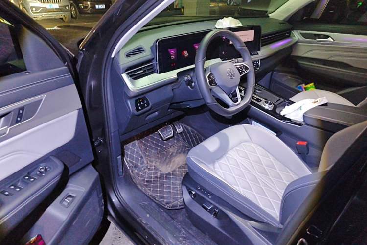 Used Volkswagen Tavendor 2025 Model 380TSI Four-Wheel Drive R-Line Cruise Zhongxiang Edition Driver Seat