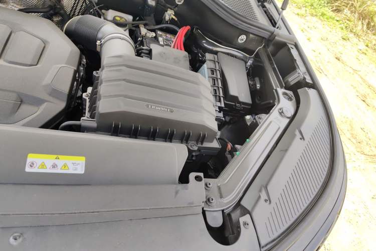 Used Volkswagen Tavendor 2025 Model 380TSI Four-Wheel Drive R-Line Cruise Zhongxiang Edition Engine Bay Left