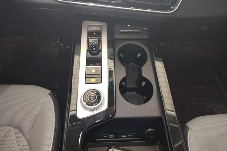 Used Volkswagen Tavendor 2025 Model 380TSI Four-Wheel Drive R-Line Cruise Zhongxiang Edition Gear Lever