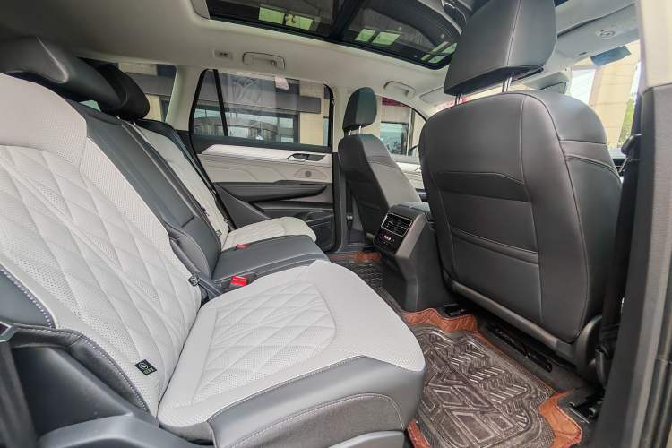 Used Volkswagen Tavendor 2025 Model 380TSI Four-Wheel Drive R-Line Cruise Zhongxiang Edition Interior 2