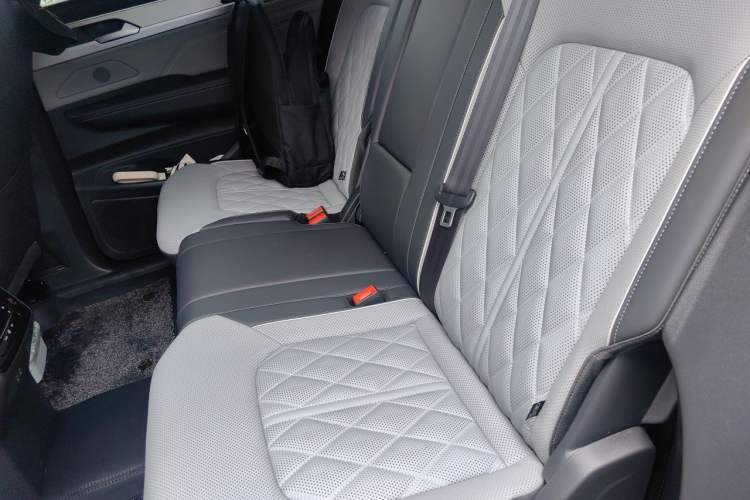 Used Volkswagen Tavendor 2025 Model 380TSI Four-Wheel Drive R-Line Cruise Zhongxiang Edition Left Rear Seat