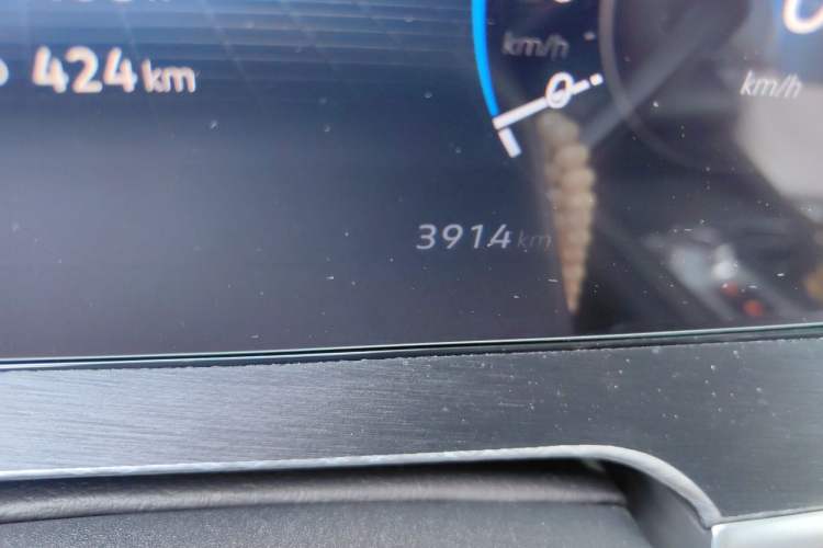 Used Volkswagen Tavendor 2025 Model 380TSI Four-Wheel Drive R-Line Cruise Zhongxiang Edition Odometer Close Up